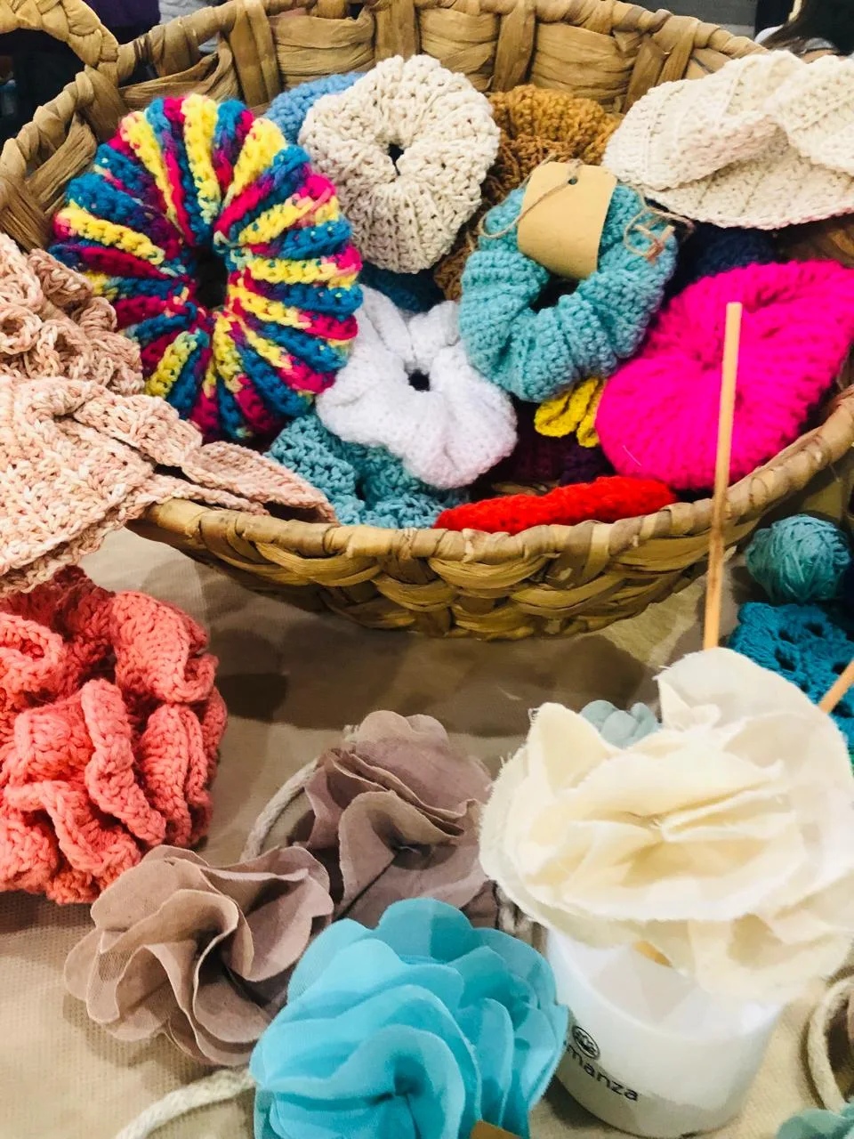 Scrunchie y diademas tejidas a mano
